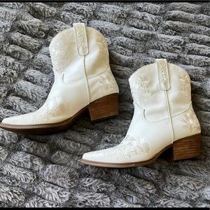 Dingo Take a Bow booties- snip toe sz 8